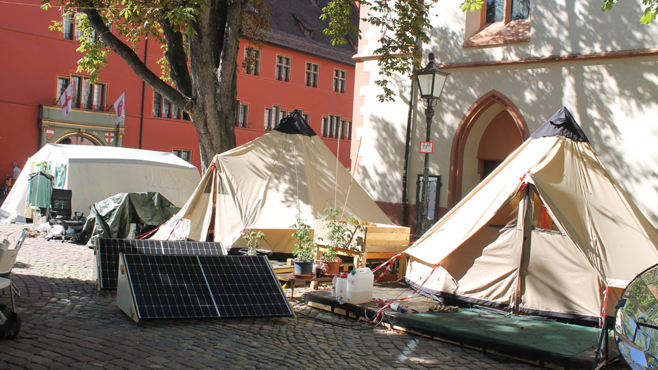 Zelte auf dem Rathausplatz in Freiburg
