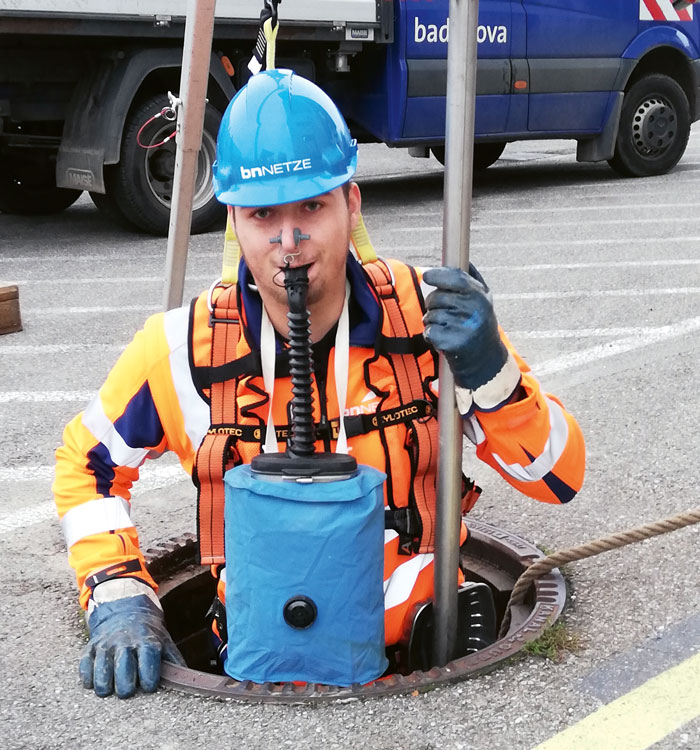 Azubi bei der Arbeit als Entwässerungstechniker