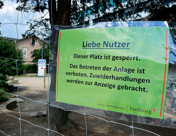 Warnhinweis für Besucher am „Käfig“ 
im Colombipark