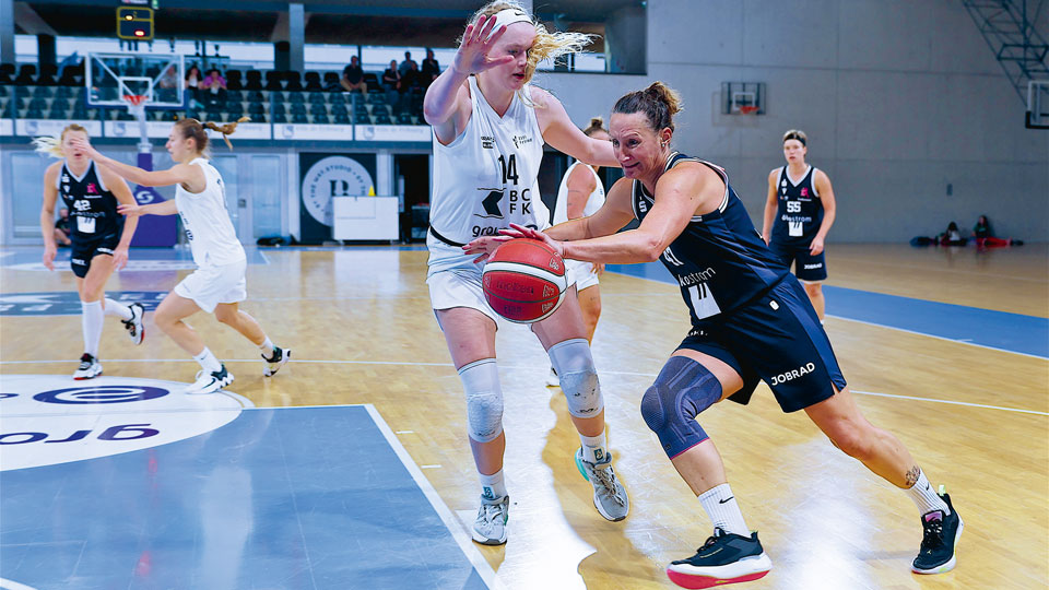 Ein Bild von Mirna Paunovic beim Basketball.