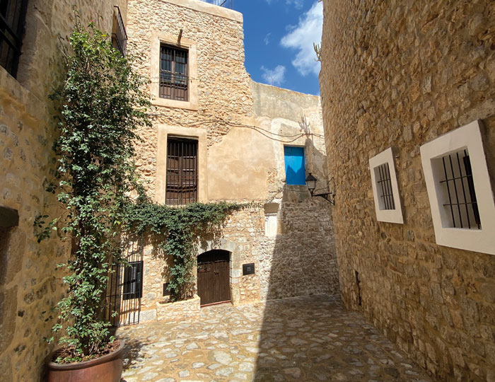 Eine enge Gasse, von Steinhäusern gesäumt