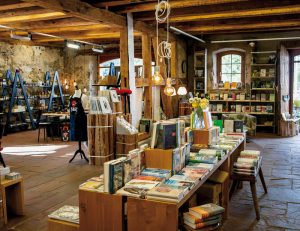 Die Buchhandlung im Innenbereich der Rainhof Scheune