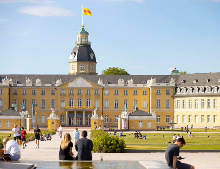 Schloss Karlsruhe mit vielen Besuchern