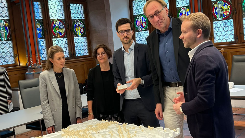 Überzeugt vom Quartier: Martin Horn (m.), Martin Haag (2. v.r.) und das Projektteam Kleineschholz.