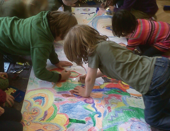 Schüler der Maria Montessori-Schule beim Malen