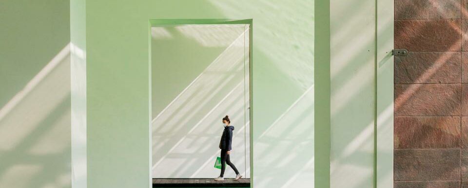 Ausstellungen im Dreiländereck: grüne Räume mit einer Frau in der Mitte einer Türe