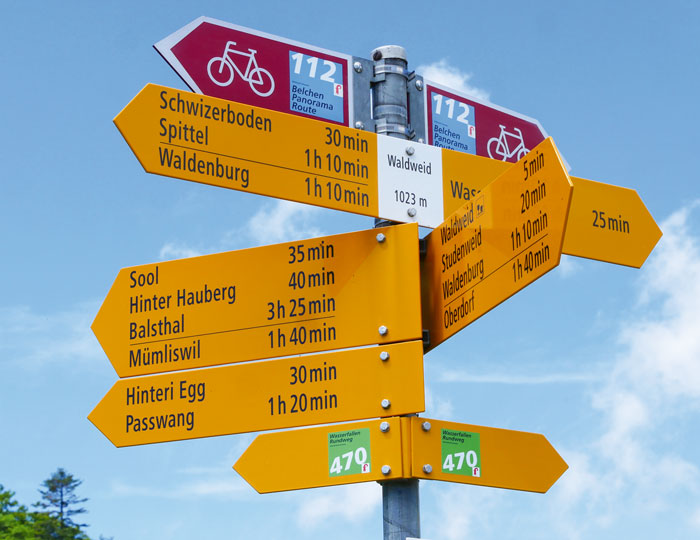 Viele gelbe Wegweißer