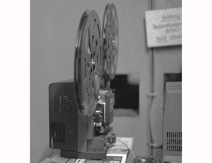 Schwarz-weiß Bild von einem alten Filmprojektor