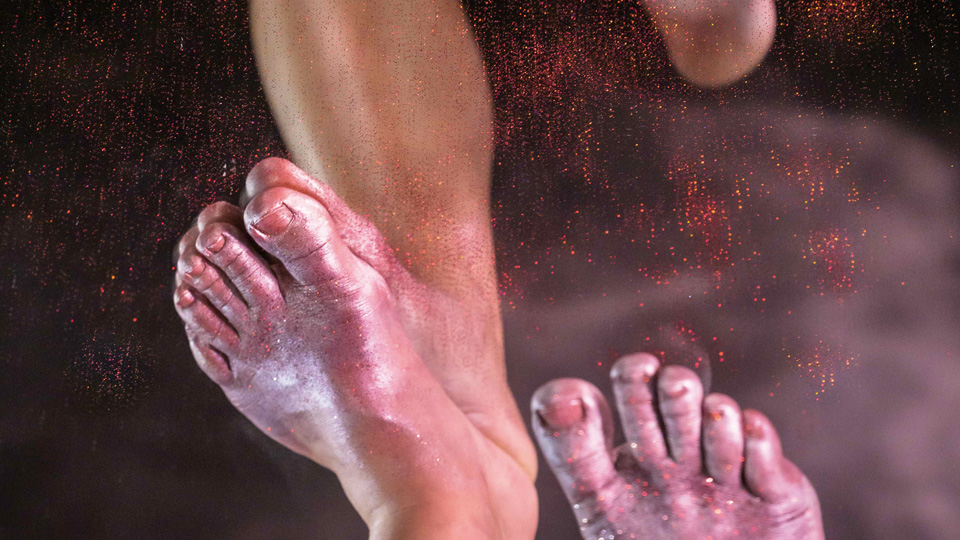 Restep: nackte Füße mit rotem Glitzer bedeckt