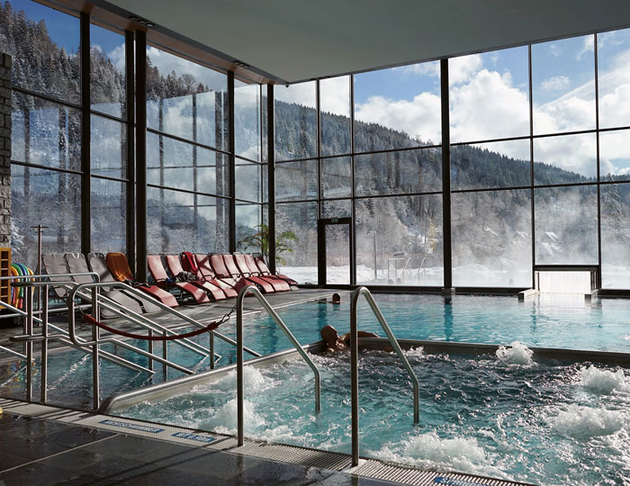 Revital Bad innen mit Blick auf die Schneeberge