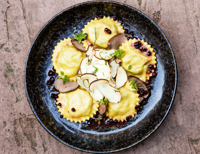 Ricotta-Spinat-Ravioli mit Steinpilzen und
Wildschweinfilet