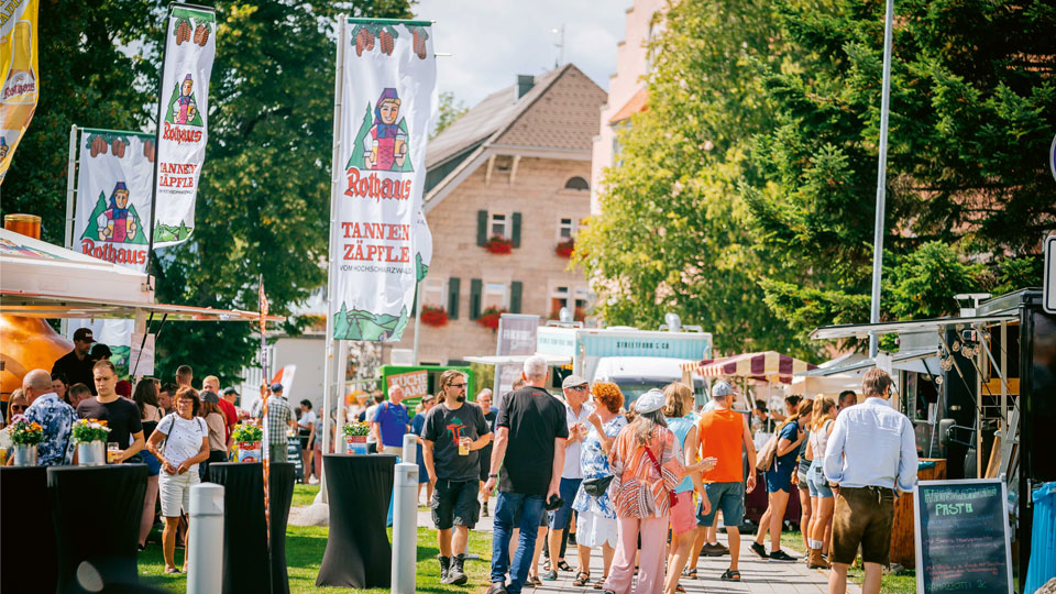 Viele Menschen auf einem Streetfood-Festival