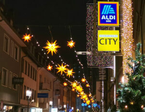 Schwarzwald-City-Eingang mit Weihnachtsbeleuchtung bei Nacht