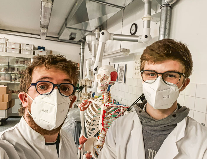 Studierende im Anatomielabor