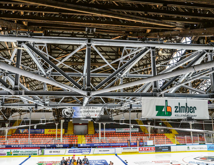 Dach der Echte-Helden-Arena von Innen