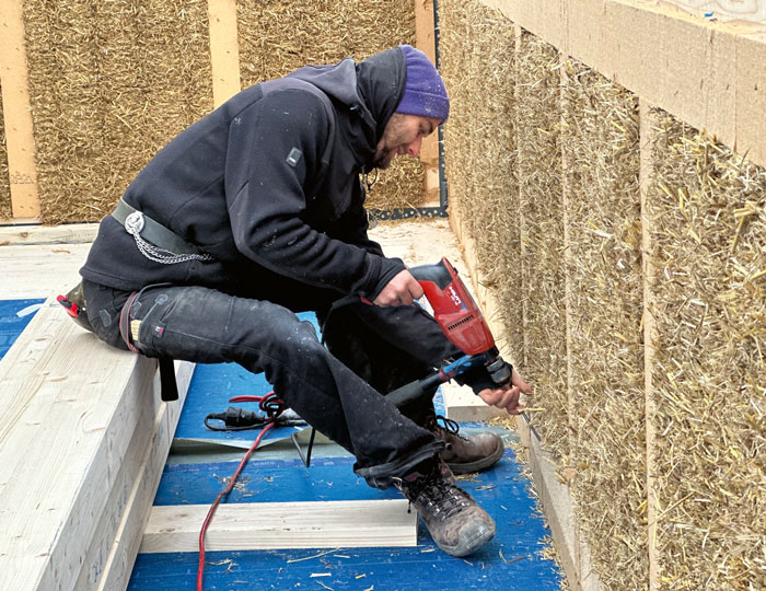 Auf dem Bild ist ein Mann konzentriert bei der Arbeit auf der Baustelle