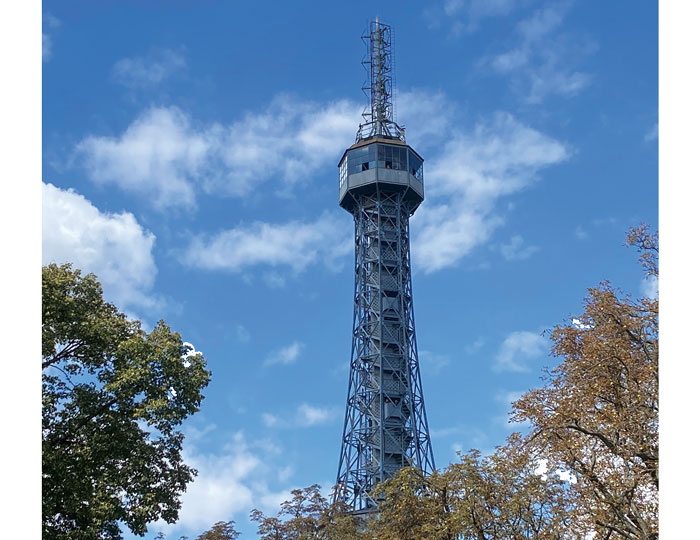 Turm bei dem Petrín-Hügel