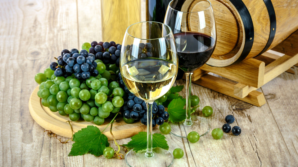 Weingläser und Trauben