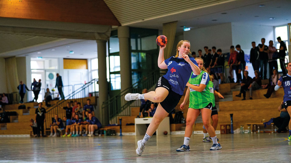 FSJler Nia Lebrecht beim Handball