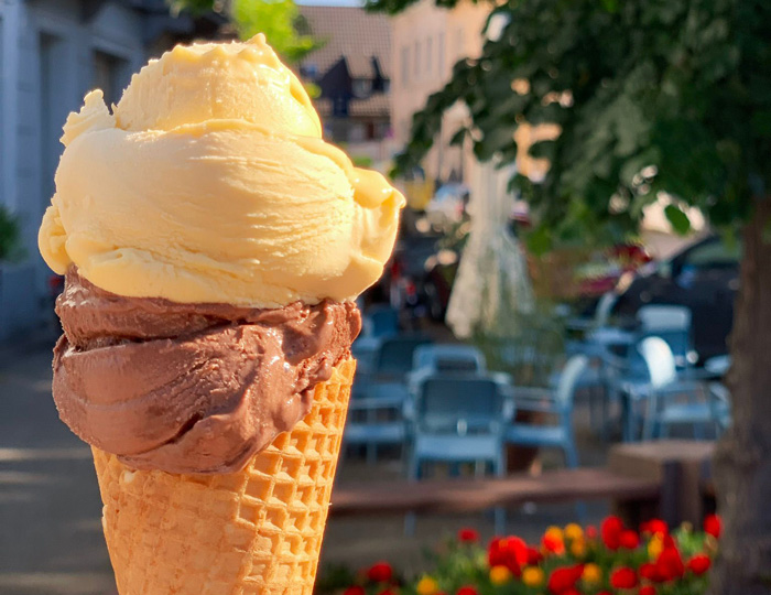 Zwei Kugeln Eis in einer Waffel