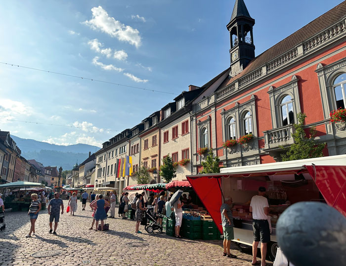 Auf dem Bild ist der Marktplatz von Waldkirch.