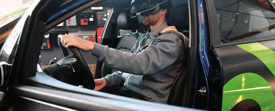 chilli-Redakteur Till Neumann beim virtuellen Auto fahren