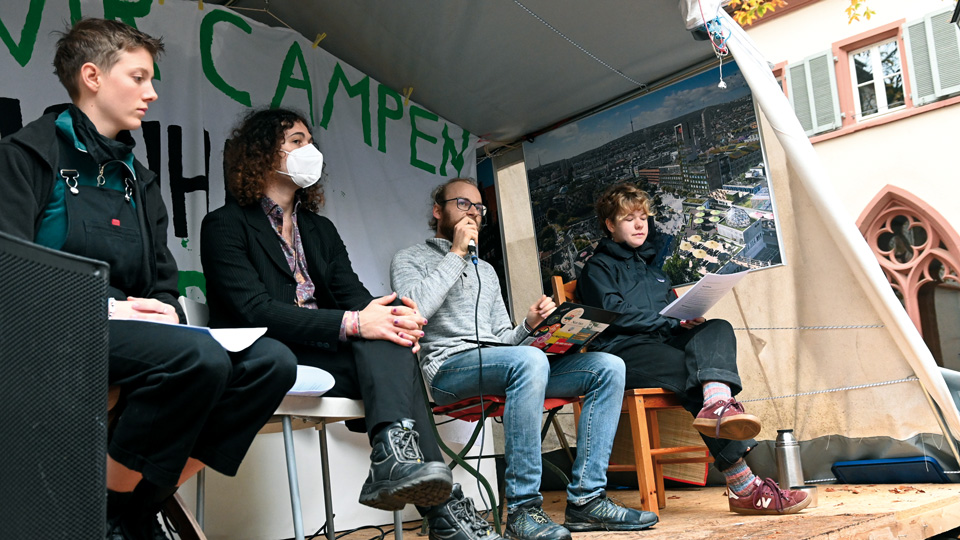 Aktivist·innen: : Jonathan Sauer (Mitte) und das Team des Klimacamps mussten pausierem. Sie sind ab dem 5. April zurück auf dem Rathausplatz.