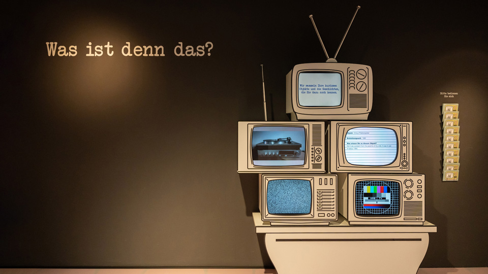 Illustration von übereinander liegenden alten Fernseher die verschiedene Bilder zeigen