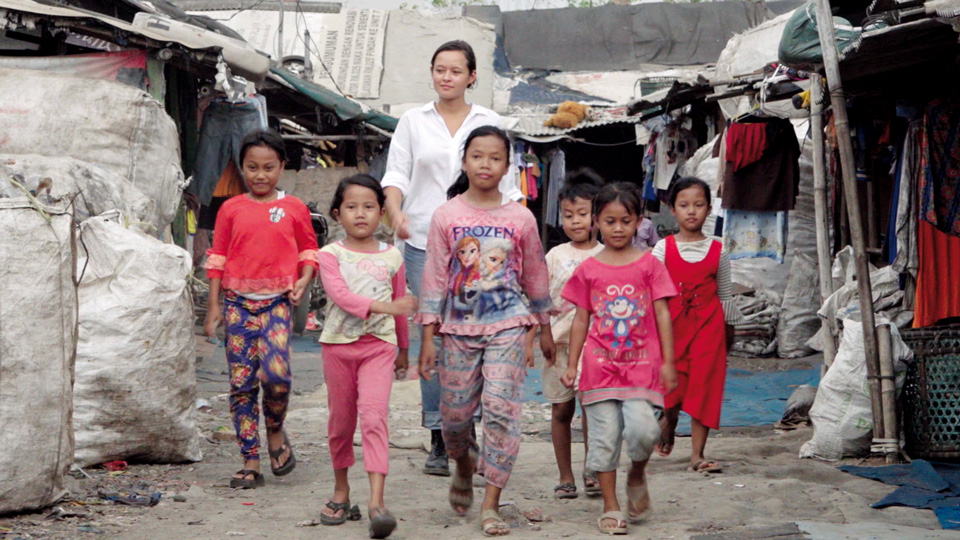 Eine Frau und mehrere Kinder in den Slums