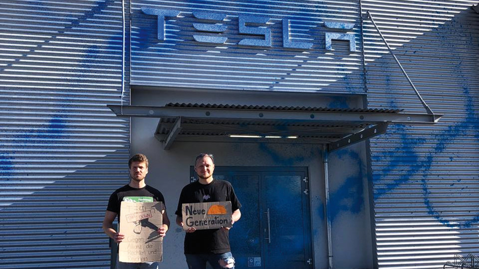 mit blauer Farbe besprühter Tesla-Standort