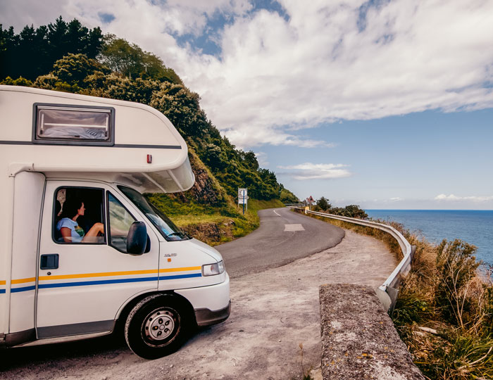 Jasmin Mittag im Beifahrersitzt im Wohnwagen mit Blick aufs Meer