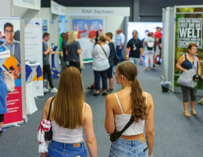 zwei Mädchen auf Messe Einstieg Freiburg