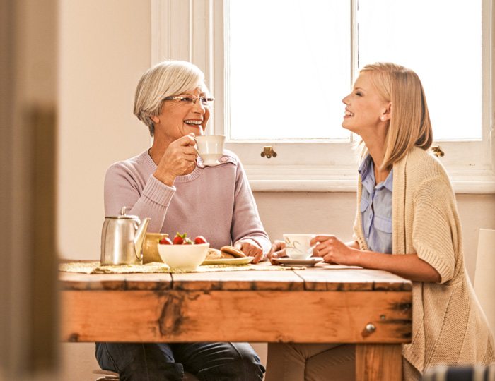 Mutter und Tochter trinken Kaffee