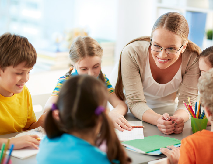 Lehrerin mit Schülern