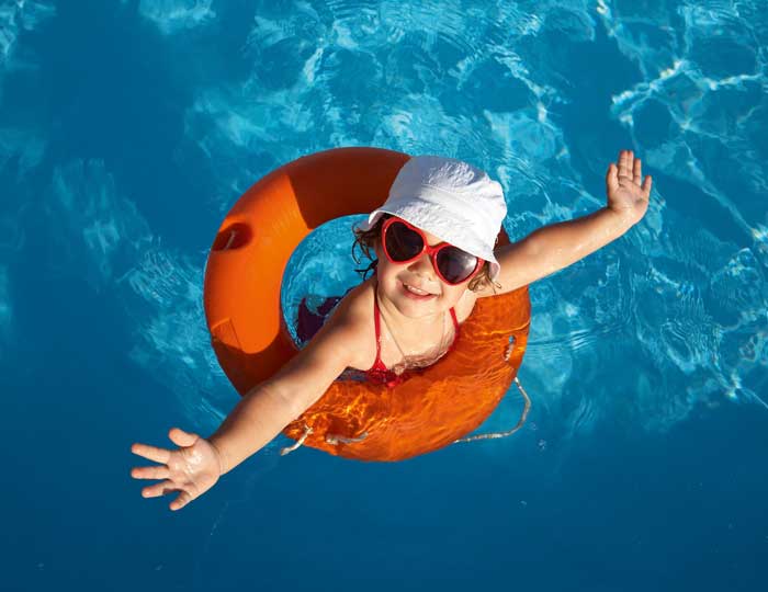 Kind im Schwimmbecken
