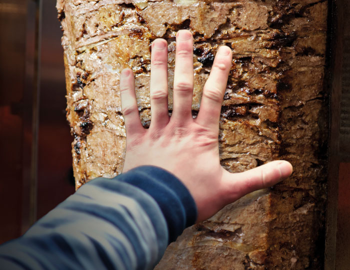 Hand vor Dönerspieß