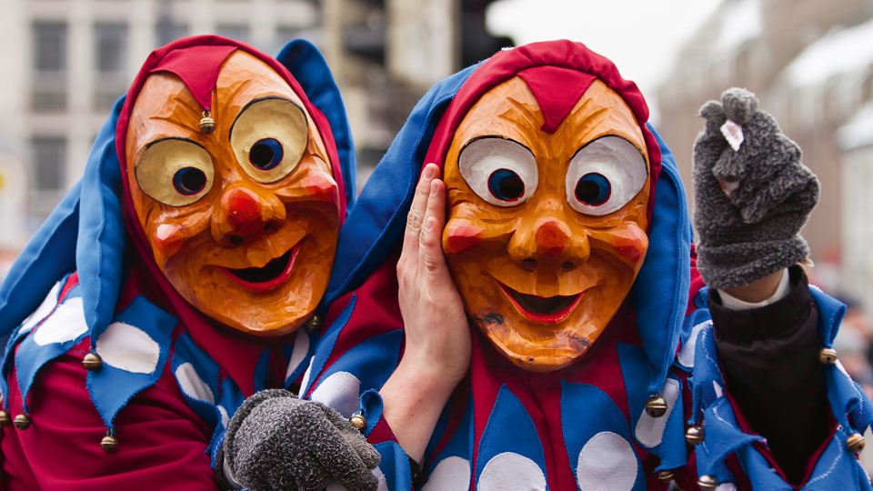 Zwei Narren mit Maske