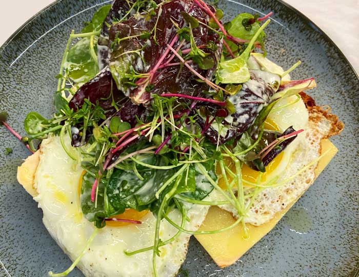 Strammer Max mit Bergkäse, Spiegelei und Zupfsalat  
