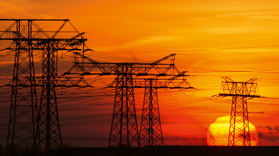 Strommasten bei Sonnenuntergang