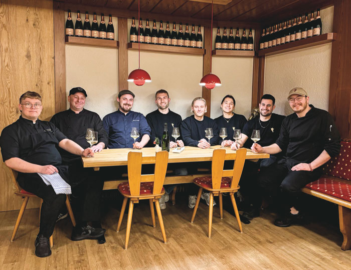 Chefin Emma Ambs (3.v.r.) hat frühere Arbeitskollegen davon
überzeugt, sie bei ihrem Restaurant-Projekt zu unterstützen.