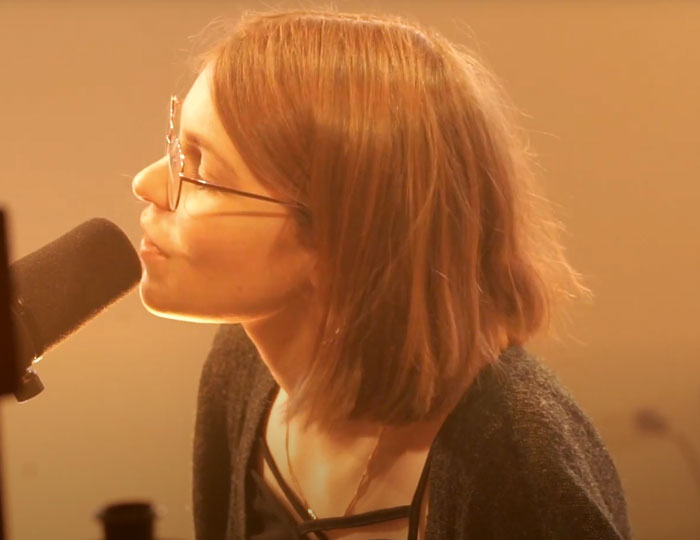 Julia Lauber singend am Mikrofon