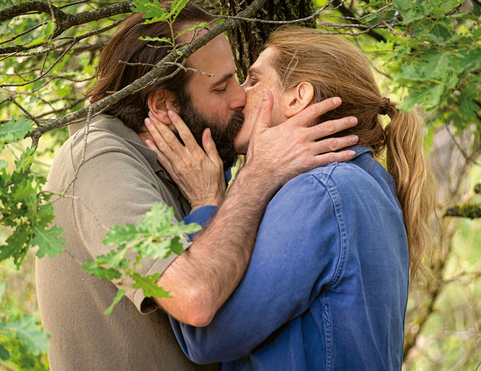 Charlotte und Simon küssend unter einem Baum