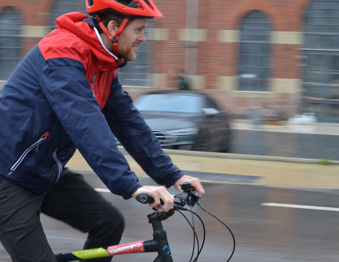 Till Neumann auf seinem Fahrrad