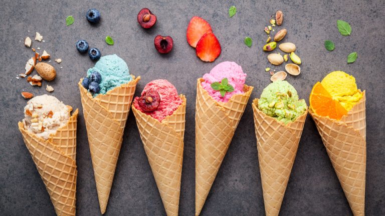 Verschiedene Eiskugeln in Waffeln