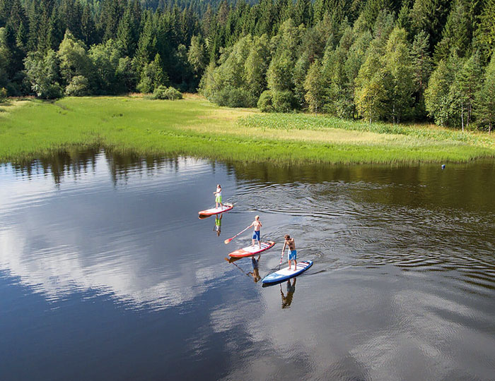 Drei Personen auf Surfboards im Schluchsee