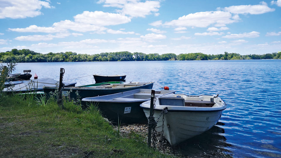 Knielinger See mit Booten im Vordergrund