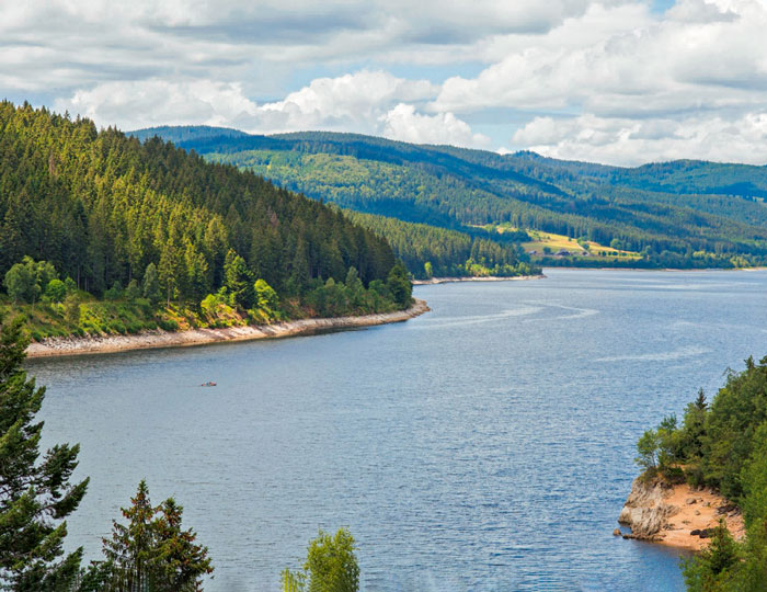 Schluchsee mit umliegenden Bergen und Bäumen