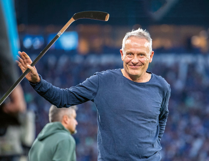 Christian Streich mit Hockey