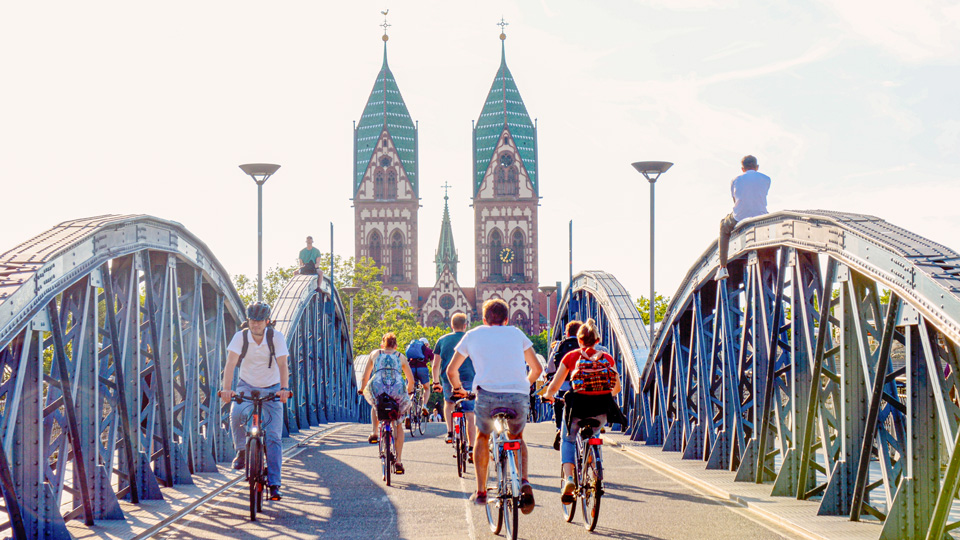 Freiburg Brücke mit Fahrrädern